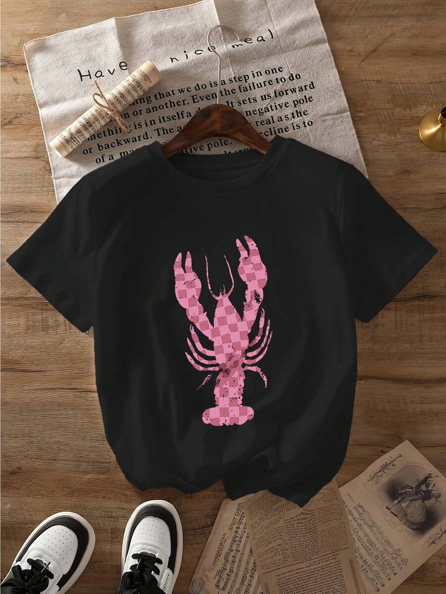 Camiseta Casual Estampada de Talla Grande para Mujer - Manga corta, cuello redondo, negra con estampado de langosta rosa, algodón ligero, perfecta para verano y primavera, camiseta casual para uso diario, tela de algodón ecológica. - Negro - Ver 1