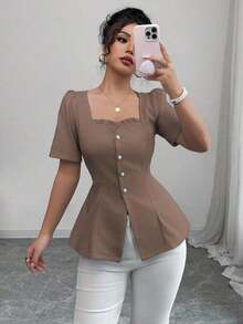 Blusa de manga corta con ajuste entallado, cuello cuadrado, volantes y abotonadura, elegante y casual para vacaciones y oficina, en unicolor - Marrón - Ver 3
