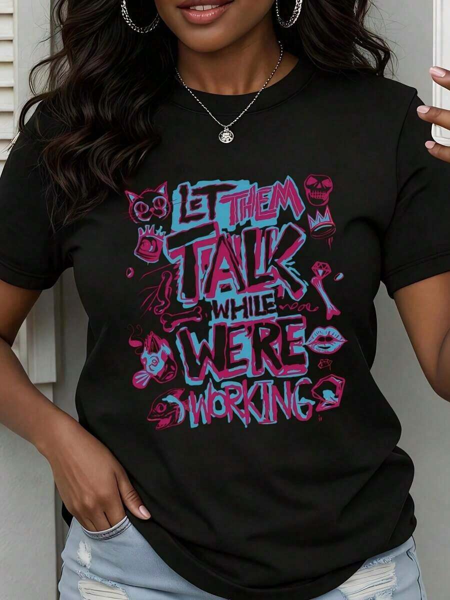 Camiseta de Cuello Redondo para Mujer con Estampado Gráfico "Déjenlos Hablar Mientras Trabajamos", Manga Corta, Estilo Casual para Uso Diario y Ropa de Trabajo, Ropa Fresca de Verano para Mujer - Negro - Ver 1