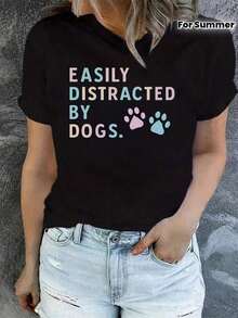 Camiseta única y divertida "Fácilmente distraído por perros" ideal para amantes de los animales y veranos Y2K. Diseño moderno con colores vibrantes y huellas de perro que resaltan tu personalidad. Perfecta para cualquier ocasión y para expresar tu amor por los caninos. Disfruta de la comodidad y estilo en una sola prenda. - Negro - Ver 1