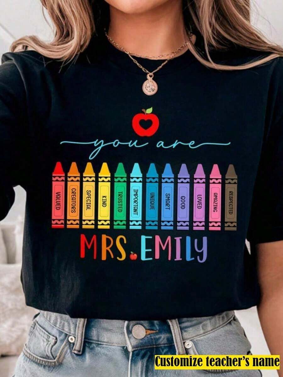 Camiseta de cuello redondo para mujer, modelo 2026, 1 pieza. Camiseta personalizada para maestros, camiseta con diseño de lápiz de colores "Eres Maestro", camiseta con nombre de maestro, camiseta para el Día del Maestro, camiseta para maestros de primaria, camiseta de agradecimiento al maestro. - Negro - Ver 1