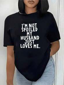 Camiseta única para mujer con diseño Y2K que expresa amor y humor con la frase no estoy consentida mi esposo solo me ama ideal para tu estilo diario perfecta para lucir con jeans o shorts divertida y moderna para mujeres que buscan un toque especial en su outfit - Negro - Ver 1
