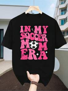Camiseta unisex, lavable a máquina, con temática vintage de "madre de futbolista", que presenta una fuente clásica en rosa desgastado y elementos de fútbol en forma de corazón, creando un ambiente nostálgico. Ya sea combinada con jeans vintage o pantalones cargo deportivos, puede crear un estilo deportivo dulce y moderno, convirtiéndola en un regalo de moda para las madres de futbolistas. - Negro - Ver 6