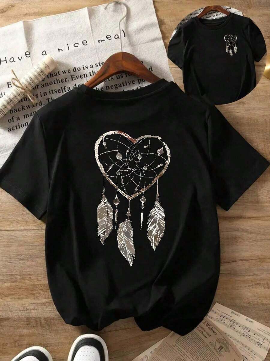 Camiseta única con diseño de atrapa sueños en forma de corazón y plumas elegante estilo y2k ideal para destacar en cualquier ocasión perfecta para fans de la moda bohemia y arte urbano disponible en distintas tallas calidad premium y comodidad asegurada - Negro - Ver 1