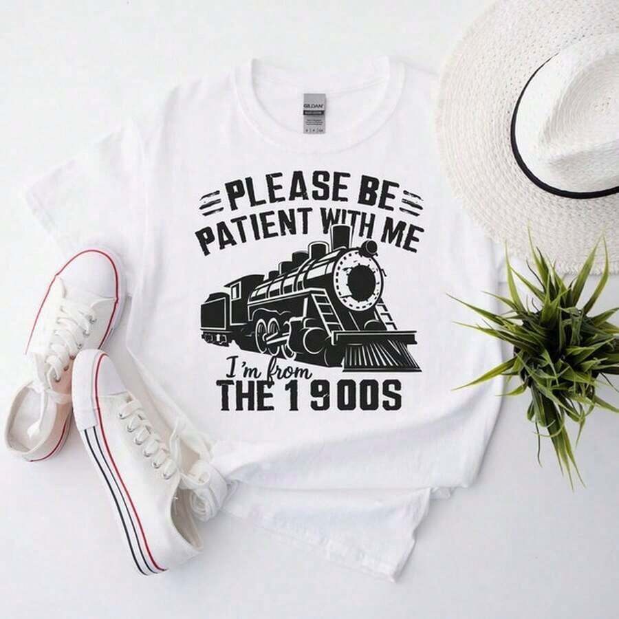 Moda 2026 Para Mujer Cotton T-shirt Casual Calidad Camiseta para niños de los años 80 y 90, Por favor, tenga paciencia conmigo, Camiseta soy de los años 1900, Camiseta para niños de los años 80 y 90, Camiseta vintage de los años 90. 180G C-AmiS-eta 100 % aL-Godón de 180 g para mujer A-Juste feM-enino y cómodo. Transpirable. Apto para todas las perS-onas, ya sean mujeres o hombres. Tejido duradero de alta C-Alidad apto para todas las costuR-AS, suave al tacto pero diseñado para durar. Tops transpirables para mujer, conjuntos de otoño para mujer, conjuntos de vaC-Aciones, disfraces de Halloween para mujer. Camiseta Básica Unisex - Blanco - Ver 1