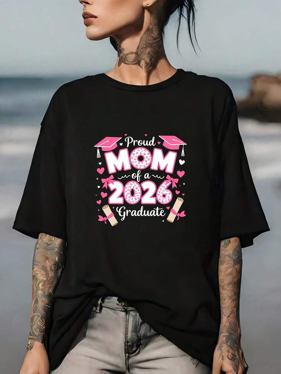 Camiseta "Mamá Orgullosa de su Graduado 2023" - Camiseta ultra suave de 180g para mujer, adecuada para celebraciones familiares de graduación, perfecta para fiestas de mamás y como regalo para compañeros de equipo. - Negro - Ver 1