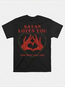 Camiseta Gótica "Satanás Te Ama" para Hombres - Estilo Inspirado en Heavy Metal con Diseño de Cuernos de Diablo y Pentagrama, Cómoda Camiseta de Algodón para Uso Casual y Regalos de Moda, Varios Tamaños - Negro - Ver 1