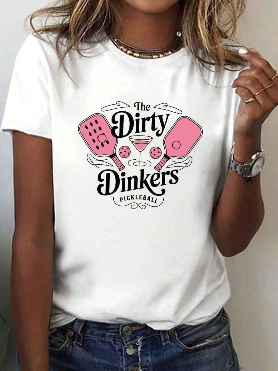 Camiseta Moderna y Minimalista para Mujer con Estampado del Logo de Pickleball I The Dirty Dinkers - Manga Corta, Cuello Redondo, Top Casual Adecuado para Verano y Primavera, Ropa para Fanáticos del Pickleball, Ropa Casual para el Día a Día - Blanco - Ver 1