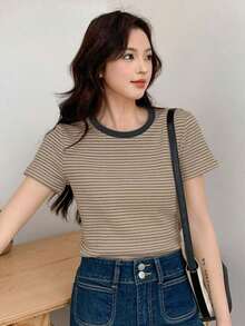 Camiseta casual de mujer de manga corta con cuello redondo, estampado de rayas, para salir - Caqui - Ver 4