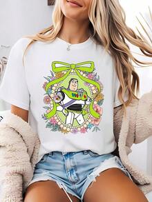 Camiseta estampada para mujer con diseño de dibujos animados de una mujer llevando una capa mágica. Esta camiseta de verano de cuello redondo está confeccionada con un tejido suave y cómodo 100% algodón, perfecta para el uso diario, actividades al aire libre o ir de compras. También es una opción ideal para la ropa de vacaciones de las mujeres. - Blanco - Ver 6