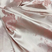 1 tấm vải satin jacquard cao cấp, họa tiết hoa và bướm màu hồng nhạt, bề mặt mịn màng và bóng mượt. Thích hợp cho váy cưới, trang phục, trang trí nhà cửa và phụ kiện may vá. - 1 - Xem 5