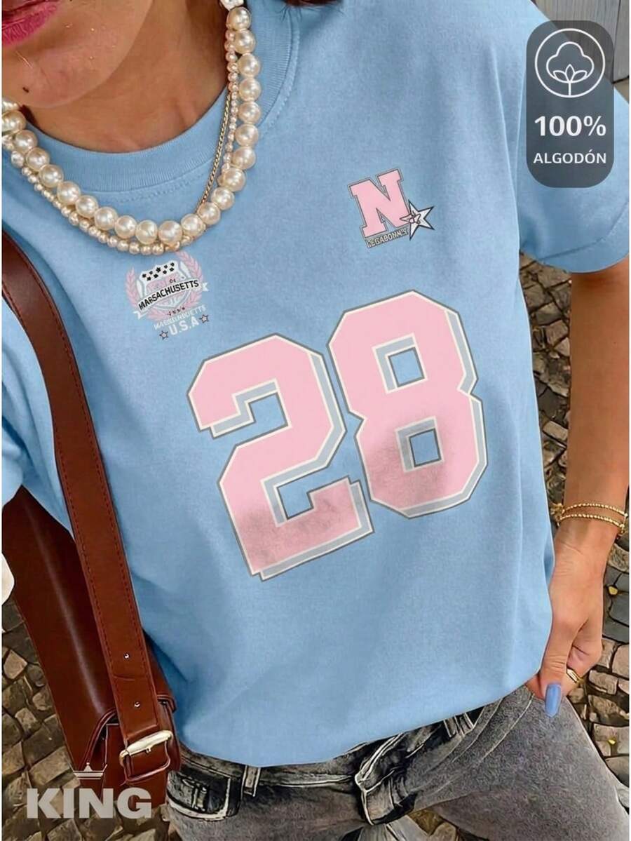 Playera para Dama 100% algodón de excelente calidad, esta playera garantiza una suavidad excepcional al tacto, cuello redondo con estampado "Legendary 28 Pink Varsity" manga corta - Celeste - Ver 1