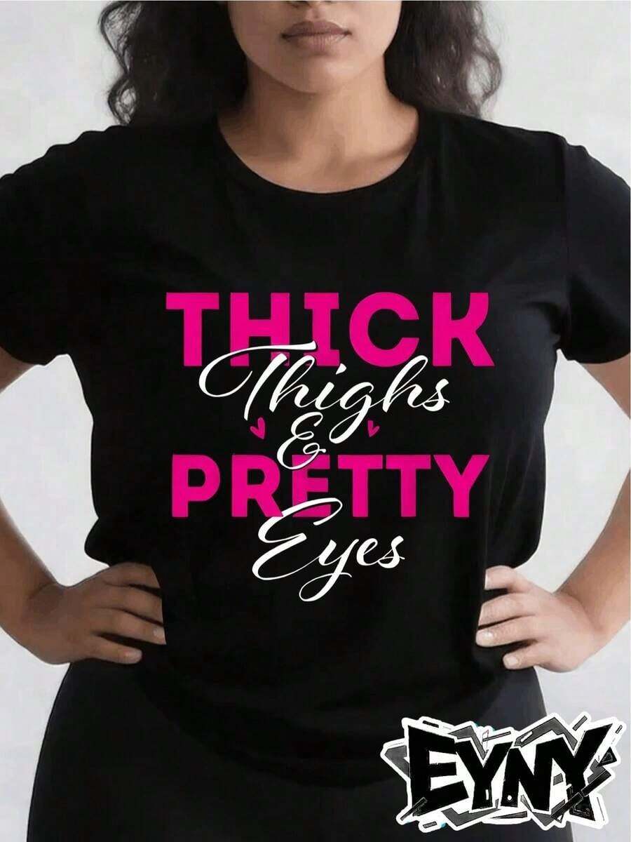 Camiseta exclusiva y2k con diseño moderno que destaca la belleza de las curvas y la originalidad del mensaje "Muslos gruesos y ojos bonitos" perfecta para quienes buscan estilo y autenticidad en su outfit ideal para cualquier ocasión trendy en México. - Negro - Ver 1