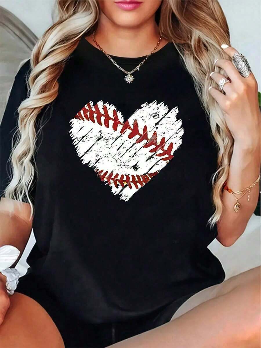 Fashion NEWCamiseta Gráfica de Béibol y Sóftbol para Mujeres Talla Grande - Negra con Diseño Corazón Blanco & Naranja, Patrón Costura Rojo al Estilo Baseball Seam Patterns, Cuenta Corto Cuello Redondo Casual Confortable s Camisa Atuendo casual e Ideas Para Capear el Frío Todos los Días del Año Versatil Top Fans De Beisebal Lavado a Maquina Tejido Suave Transpirable Motivo Temático Del Juego Baton Y Pelota Ropa, Outfit Diario Moderada Enthusiast-Vintage Street Style Unisex Loose Cotton Short Sleeve Crew Neck T-Shirt - Negro - Ver 1