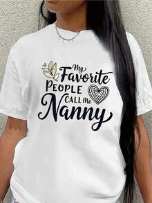 Camiseta de manga corta, estampada con las palabras "Mis personas favoritas me llaman abuela", combinada con modernos diseños de hojas y corazones, diseñada para ser cómoda y ligera, perfecta para usar en casa, en la cocina o en salidas informales. - Blanco - Ver 1