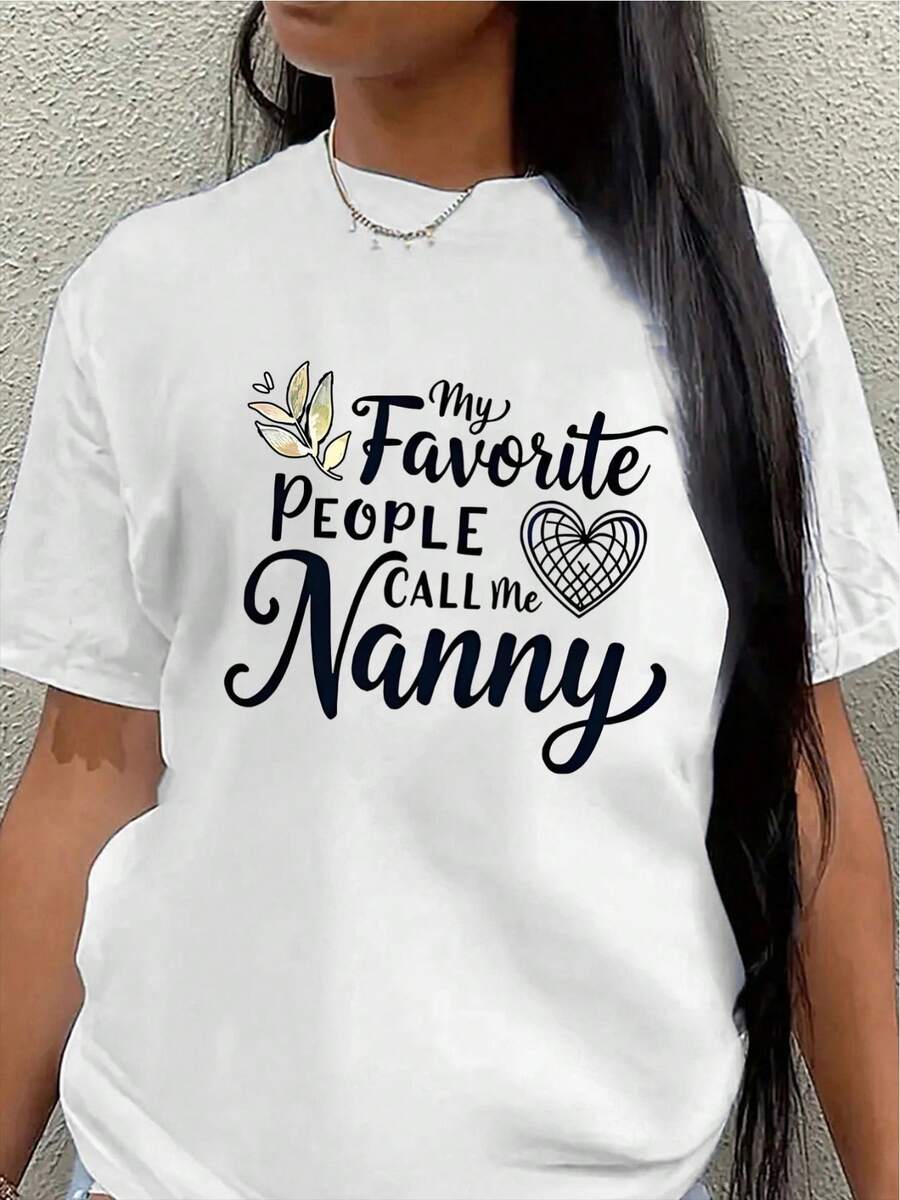 Camiseta de manga corta, estampada con las palabras "Mis personas favoritas me llaman abuela", combinada con modernos diseños de hojas y corazones, diseñada para ser cómoda y ligera, perfecta para usar en casa, en la cocina o en salidas informales. - Blanco - Ver 1