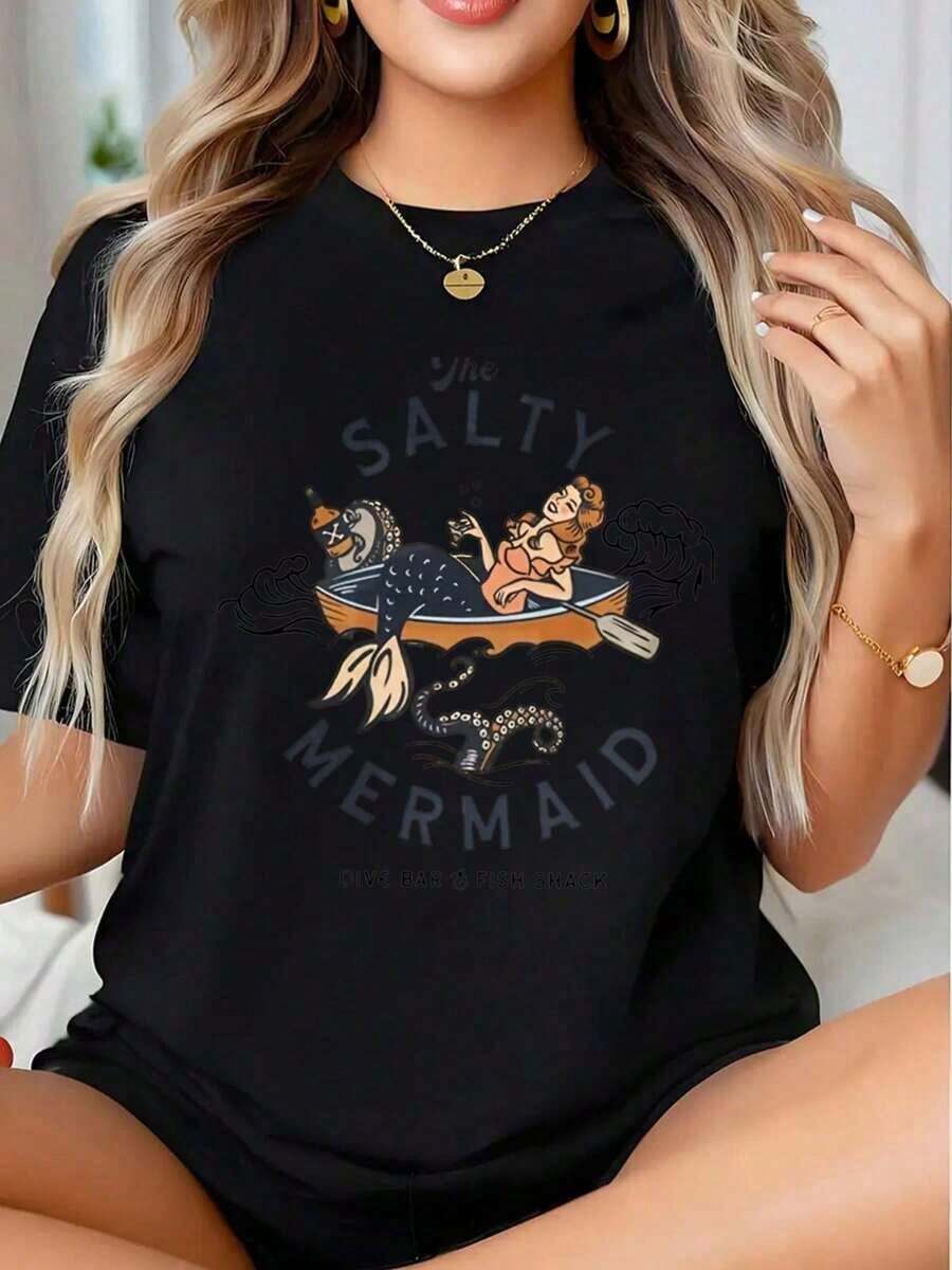 "The Salty Mermaid" Graphic T-Shirt With Ocean Adventure Design For Beach And Summer - Unisex Vintage Urban Style, Loose Cotton Short Sleeve T-Shirt With Round Neck, 100% Cotton - 黑色 - 查看 1