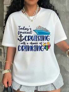 Camiseta de Algodón Estilo Vintage con Estampado de Lema de Lisboa - Divertida Camiseta Blanca para Mujer - Manga Corta, Corte Ajustado, Diseño Casual con Gráficos - Diseño Divertido con la Frase 'El Pronóstico de Hoy: PASEO EN BARCO con Posibilidad de BEBER' en Azul Intenso con Ilustraciones de Barcos de Crucero y Bebidas. |   Perfecto para salidas de verano y uso casual, solo una prenda de vestir para el día a día en verano. - Blanco - Ver 1