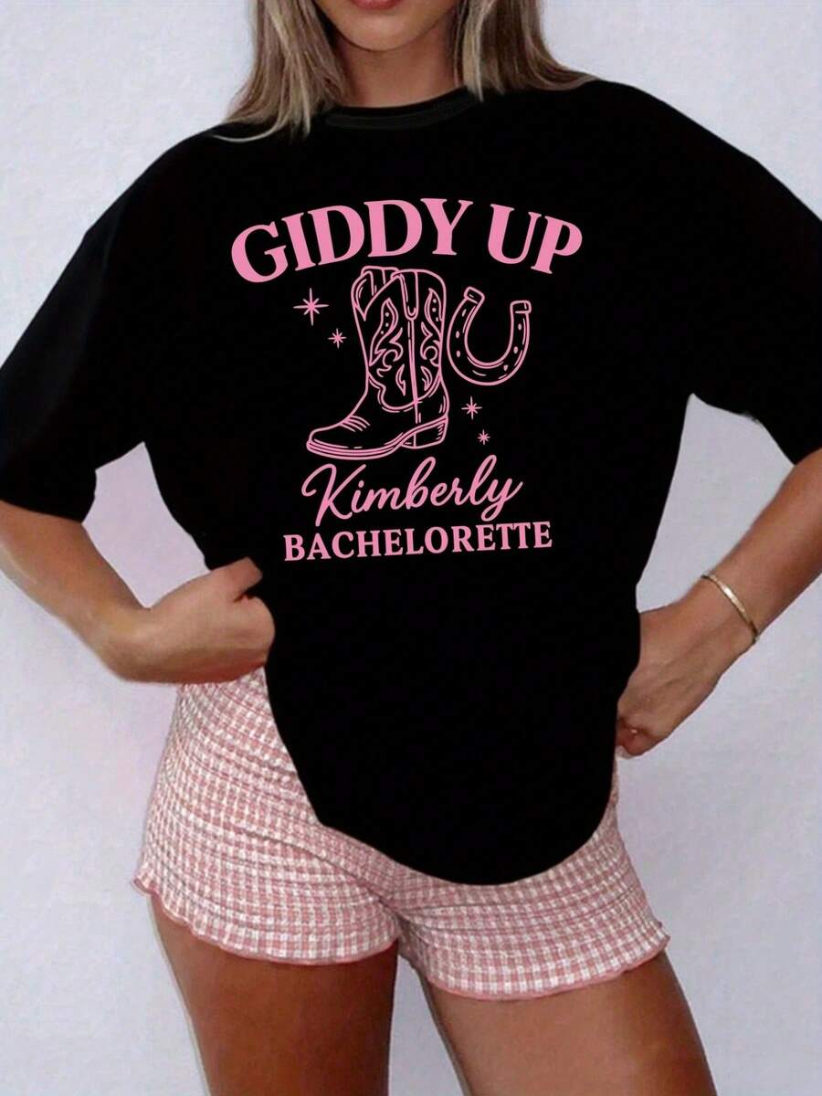 Botas vaqueras occidentales de talla grande para mujer y camiseta estampada para despedida de soltera - top casual de manga corta y cuello redondo con diseños de "Giddy Up" y "Kimberly's Bachelorette", botas vaqueras rosas y patrones de herradura, adecuado para todas las estaciones, lavable a máquina, ideal para eventos con temática blanca y uso diario, ecológico. - Negro - Ver 1