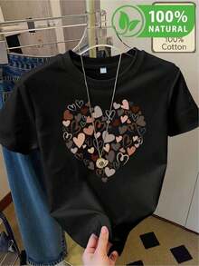 Playera negra de algodón al 100% con diseño de corazón lleno de corazones de colores vivos ideal para destacar en el estilo urbano moderno imprescindible en México camiseta cómoda y versátil perfecta para cualquier ocasión diseño único que refleja ternura y moda en cada detalle prenda esencial para tu guardarropa - Negro - Ver 1