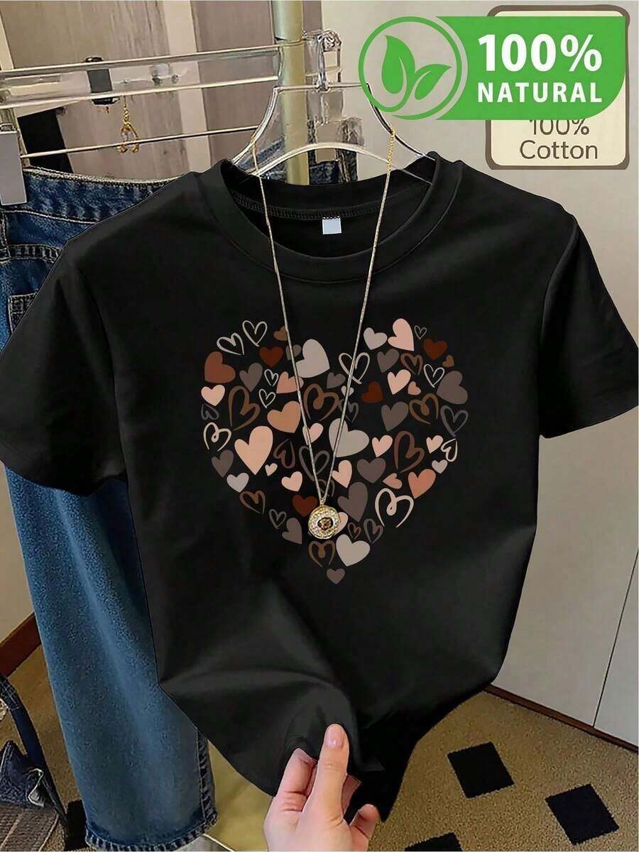 Playera negra de algodón al 100% con diseño de corazón lleno de corazones de colores vivos ideal para destacar en el estilo urbano moderno imprescindible en México camiseta cómoda y versátil perfecta para cualquier ocasión diseño único que refleja ternura y moda en cada detalle prenda esencial para tu guardarropa - Negro - Ver 1