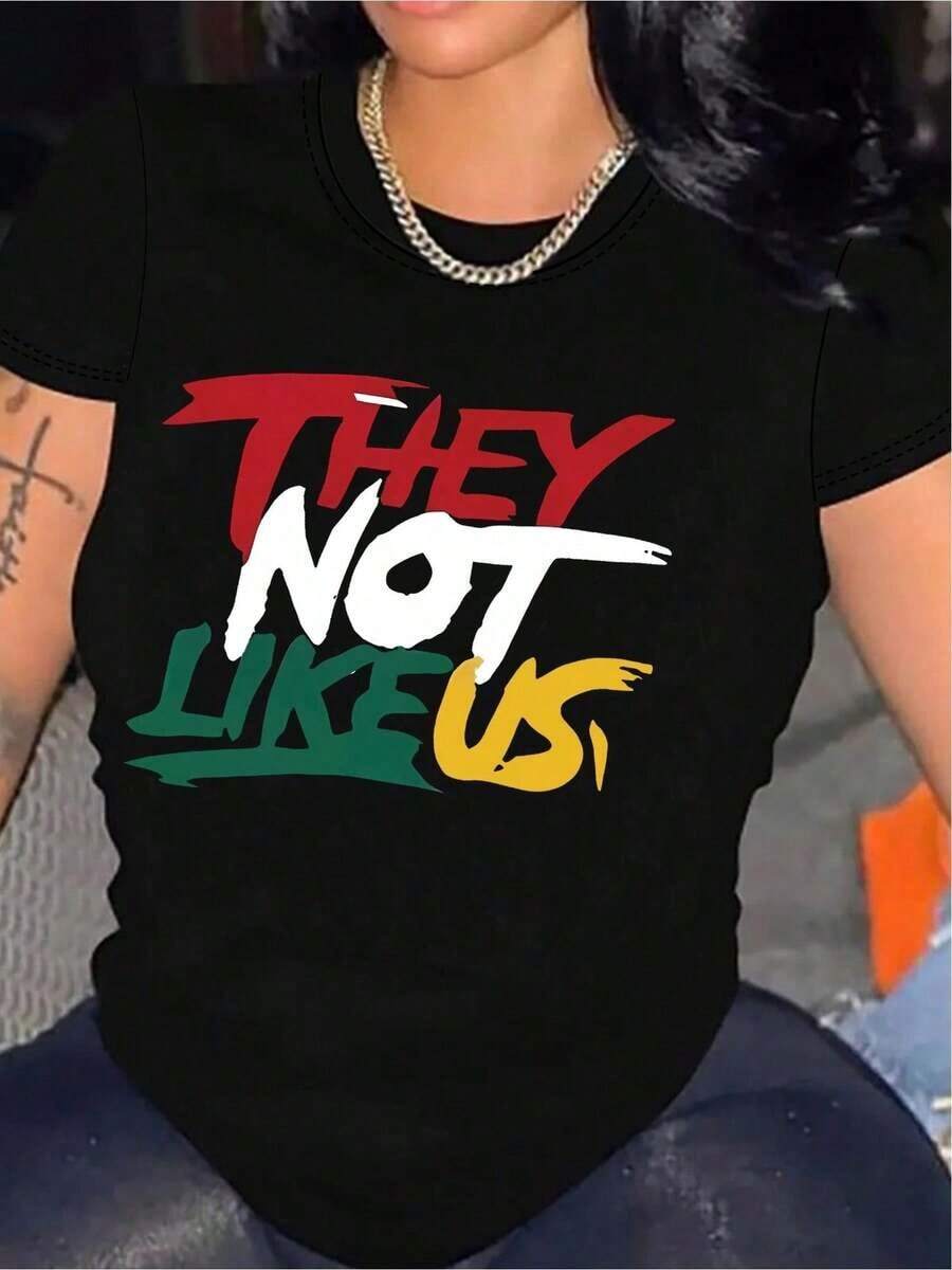 Camiseta única con diseño y2k "They Not Like Us" en colores vibrantes de la bandera mexicana perfecta para destacar tu estilo. Ideal para quienes buscan autenticidad y expresión cultural en su vestimenta. ¡No te quedes sin la tuya! - Negro - Ver 1