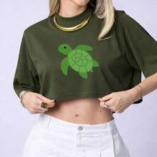 Cropped Over Feminino 100% Algodão Estampado Desenho Tartaruga Fofa Traços Simples Animais do Mar Oceano Praia Camisa Curta Top Várias Cores Estilo Casual Básico Uso Diário - Verde Militar - Visão 1