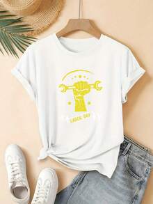 Camiseta de Mujer, Nuevo Estilo, Manga Corta, con Estampado de Puño Amarillo Sosteniendo una Llave Inglesa, Diseño con Temática del Día del Trabajo, Moderna y Hermosa, Top Casual - Blanco - Ver 1