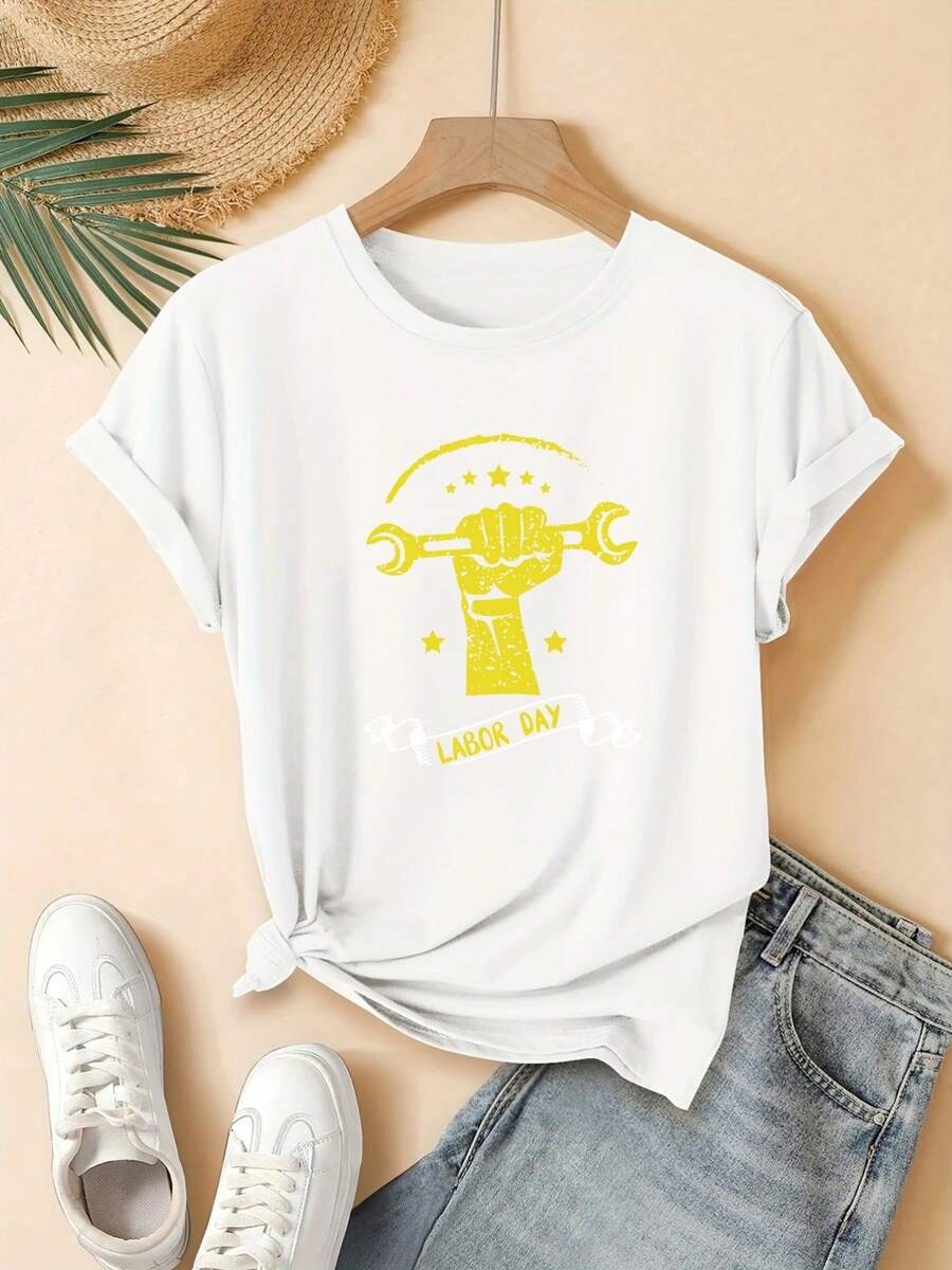 Camiseta de Mujer, Nuevo Estilo, Manga Corta, con Estampado de Puño Amarillo Sosteniendo una Llave Inglesa, Diseño con Temática del Día del Trabajo, Moderna y Hermosa, Top Casual - Blanco - Ver 1