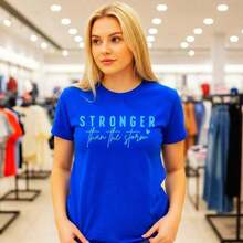 Playeras de mujer, nuevas camisetas casuales versátiles para mujer, tops de primavera y verano, camiseta de algodón con estampado "Más fuerte que la tormenta", camiseta casual de manga corta con cuello redondo, top con impresión de cita inspiradora positiva, suave y cómoda, disponible en tallas grandes, regalos de agradecimiento para maestras, camisetas para mujer 2026, blusas casuales para dama. - Azul - Ver 1