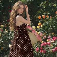guang zhou mi qian shang mao  MOD Vestido de verano de longitud media sin mangas con estampado de lunares elegante para mujer - Marrón Chocolate - Ver 1