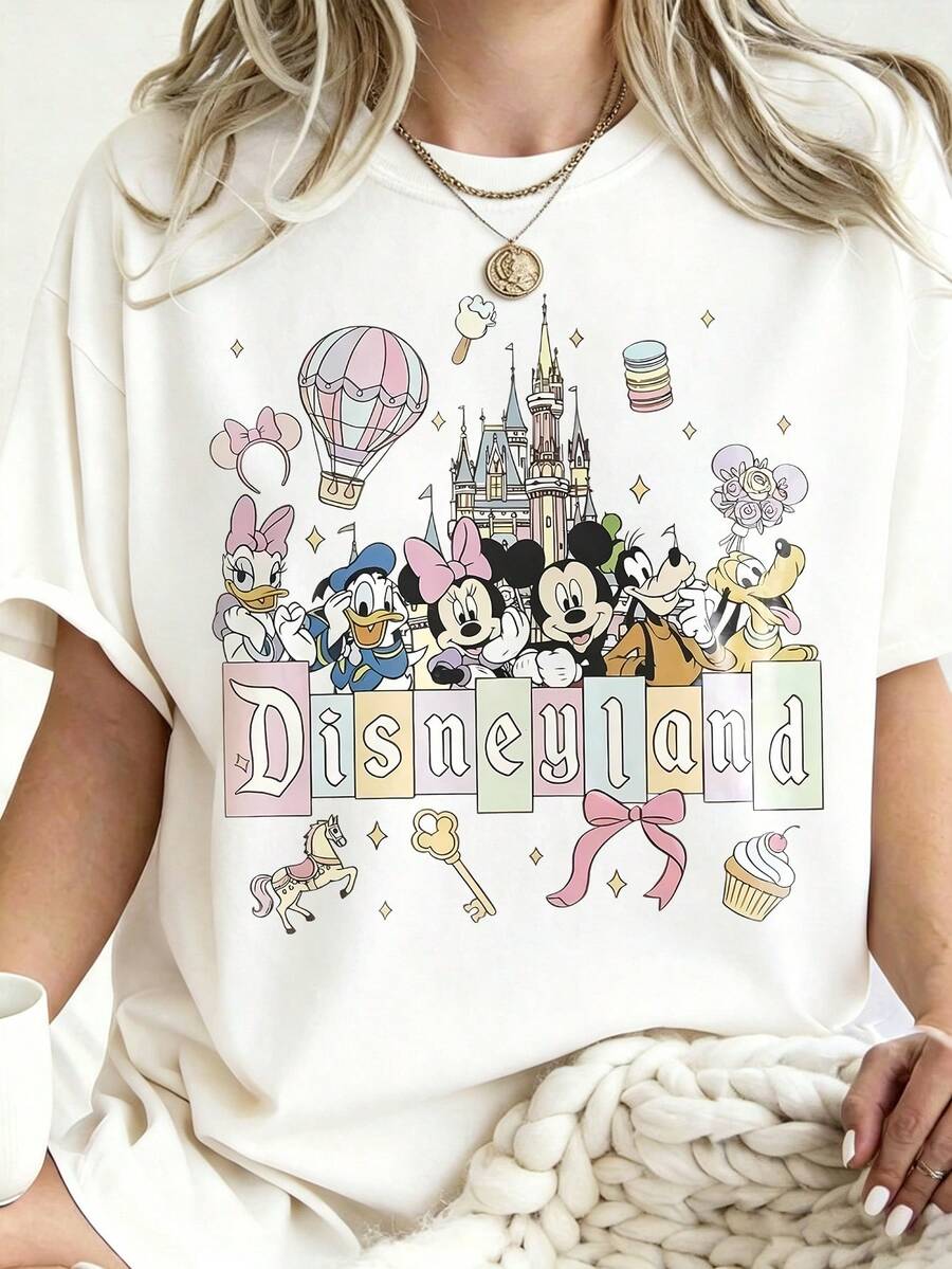 Disney Cartoon Powder Printed T-Shirts Of Castle Partners Are Suitable For Daily Wear, And Are Necessary For Easy Wearing In Summer. Micro-Elastic, Soft T-Shirt For Casual Daily Use, T-Shirt For Summer, Both For Men And Women, Loose Version, Holiday Gift.--Disneys Disneyland Paris The Magic Kingdom Disneyesque The House Of Mouse Mickey Mouse Empire Modest Summer Outfits Take That T Shirt Summer Coord Tops For Women Summer Summer Clothes Women Summer Clothes Summer Tops Summer Tops Women Summer Co Ord Summer Top Summer Outfits White Top Black Top Holiday Outfits For Women  Tops For Women Summer Holiday Gifts Valentine's Day Gifts Earth Day Gifts Oktoberfest Gifts Summer Bank Holiday Gifts - 白色 - 查看 1