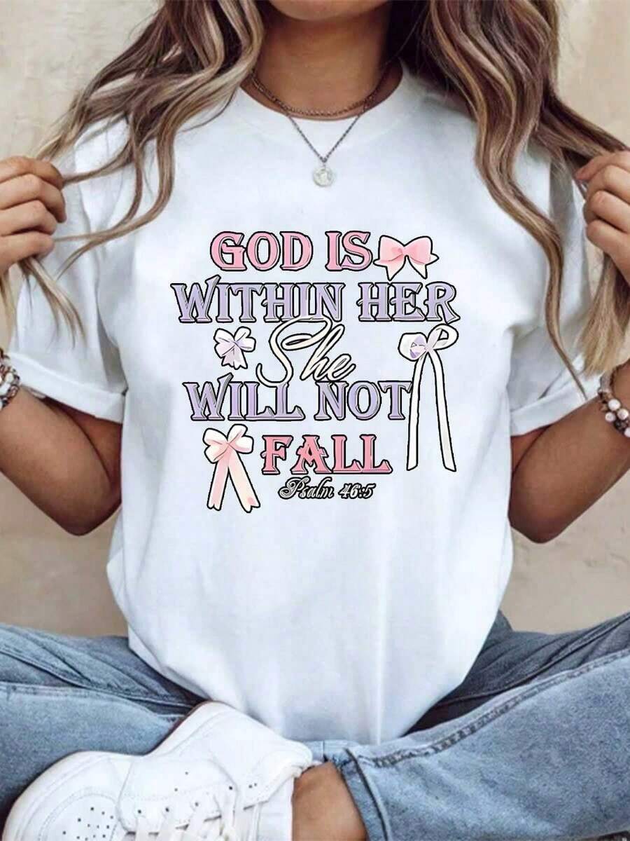 Suave, transpirable y ligero para comodidad durante todo el día. Camiseta de manga corta para mujer con estampado de versículo bíblico "Dios está dentro de ella, ella no caerá". Camiseta casual de corte holgado para uso diario. Tela cómoda, perfecta como regalo. 220g. Cuello redondo clásico con un ajuste relajado que favorece todas las formas del cuerpo y es fácil de combinar con jeans, shorts y leggings. - Negro - Ver 1