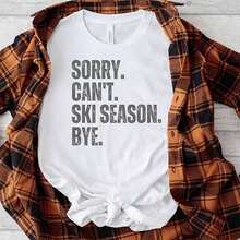 short-sleeveCamiseta "Lo siento, no puedo esquiar", regalo divertido para esquiadores, camiseta de fin de semana de esquí, camiseta para amantes del snowboard, camiseta de deportes de invierno, camiseta de "Esquiador empedernido"100% Cotton - Blanco - Ver 1
