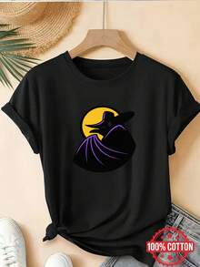 Esta camiseta de manga corta para mujer está hecha completamente de [material] y presenta al personaje de un clásico dibujo animado. Tiene un diseño divertido que muestra a un superhéroe en un fondo iluminado por la luna, lo que la hace a la vez divertida y a. Camiseta Casual de Manga Corta con Cuello Redondo para Mujer - Negro - Ver 1