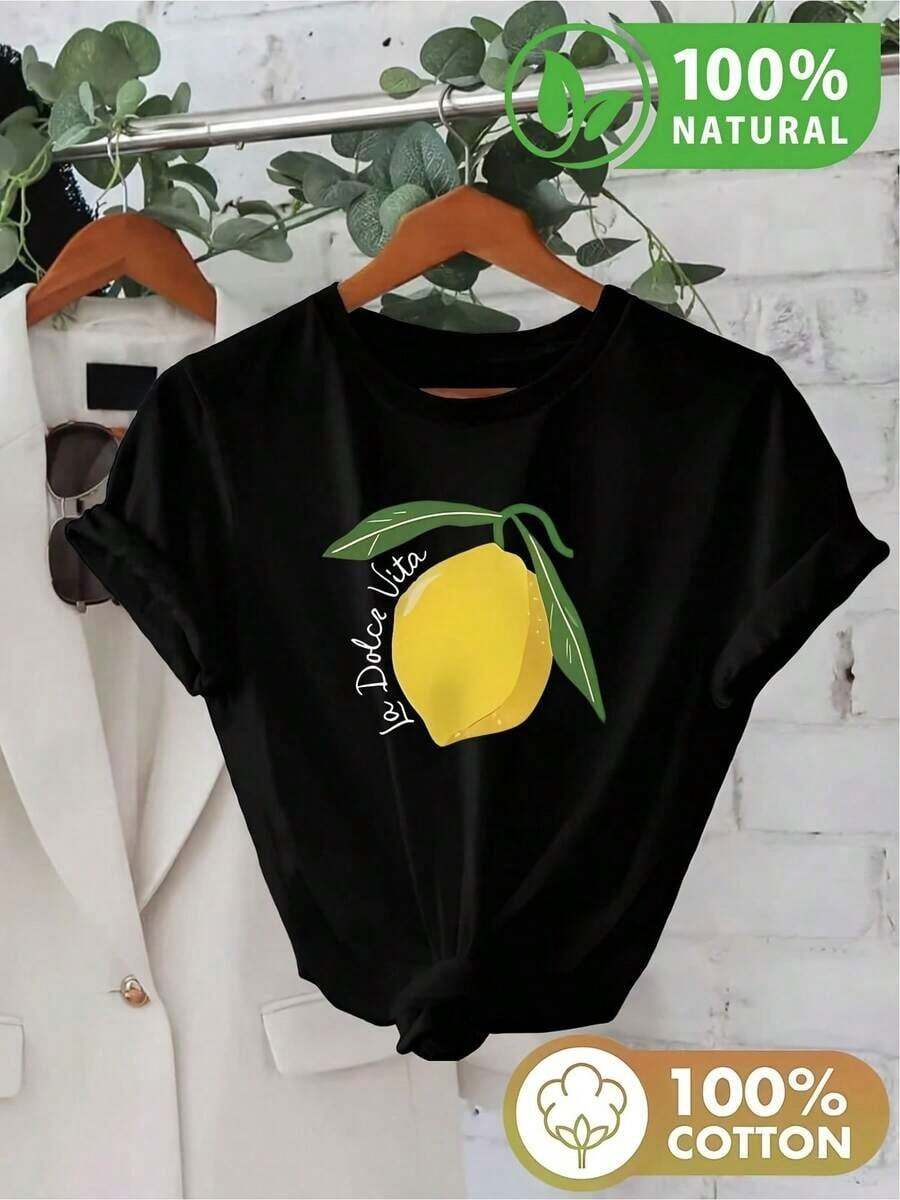 Playera Negra de Algodón 100% con Diseño de Limón La Dolce Vita para Mujer Estilo Casual y Moderna Ideal para el Verano Comfort Fit Camiseta Juvenil Inspirada en la Frescura del Mediterráneo Estilo Único Todas las Tallas Disponibles Modifica tu Outfit con Estilo Mexicano - Negro - Ver 1