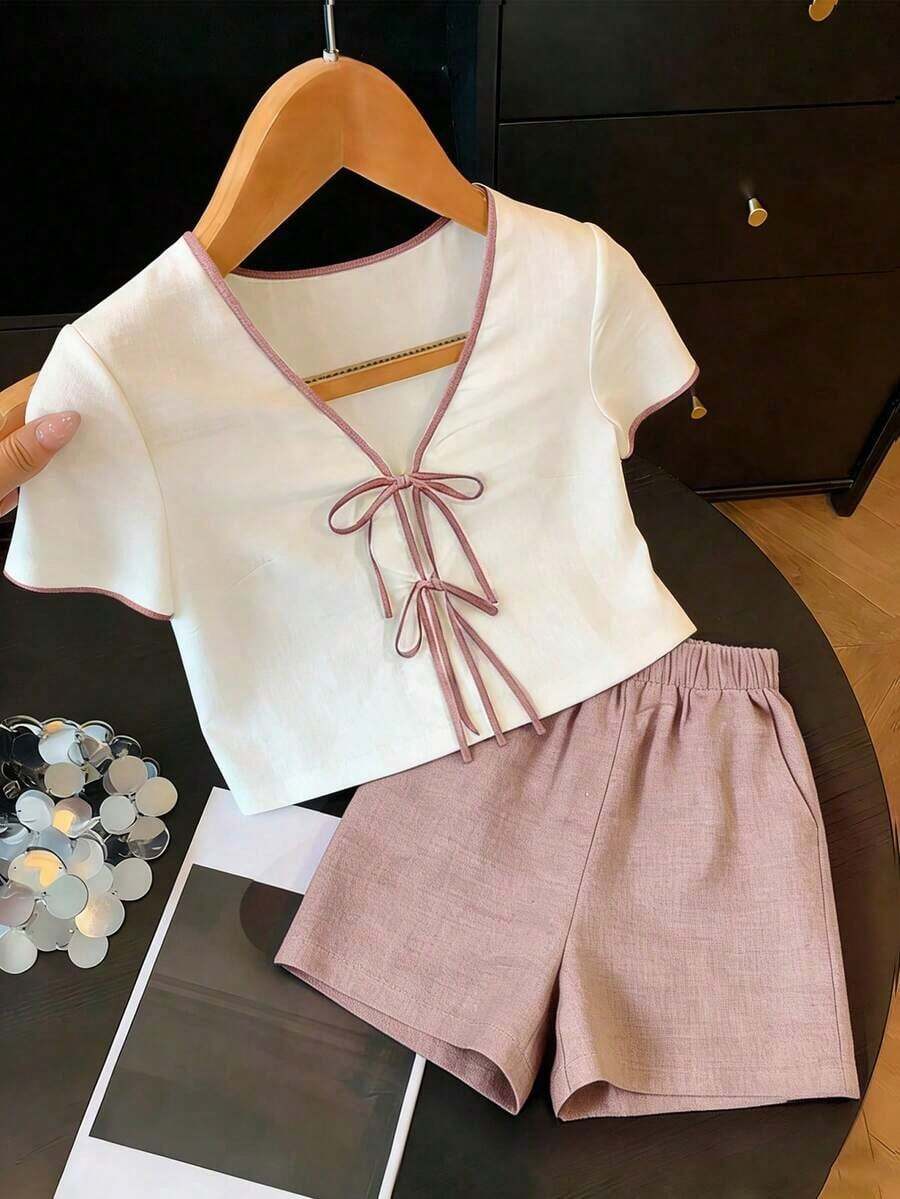 Conjunto de 2 piezas de mujer con top de manga corta con cuello en V y detalle de lazo en nudo de bambú texturizado con ribete de contraste y pantalón corto texturizado casual marrón oscuro, conjunto versátil y cómodo para mujer en verano - Rosa vieja - Ver 1
