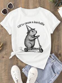 1 pieza de camiseta [Circle Directional] con la inscripción "Off to cause a kerfuffle", estampada con motivos de sombreros de mago, carros y perros de tierra. Es una camiseta de manga corta 100% de algodón puro y a la moda para mujer, adecuada para primavera y verano. Es una elegante camiseta de fiesta de una sola pieza hecha de algodón puro de 180g. - Blanco - Ver 3