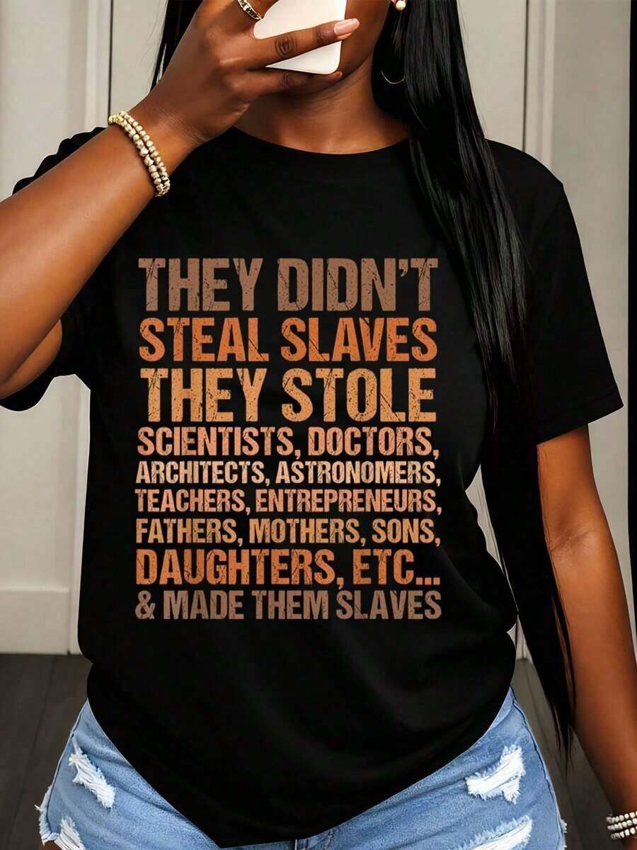 Camiseta Casual para con Diseño de Texto en Negrita: "No robaron esclavos, robaron científicos, médicos, arquitectos, astrónomos, maestros, empresarios, padres, madres, hijos, hijas, etc., y los convirtieron en esclavos". Camiseta con Estampado Gráfico para Uso Diario y Concientización Social. - Negro - Ver 1