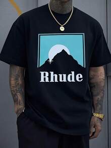 La silueta de una cima de montaña bajo un sol resplandeciente marca el horizonte en esta camiseta con el gráfico de Rhude, un símbolo de aventura. 100% algodón, corte clásico para ropa casual masculina. - Negro - Ver 1