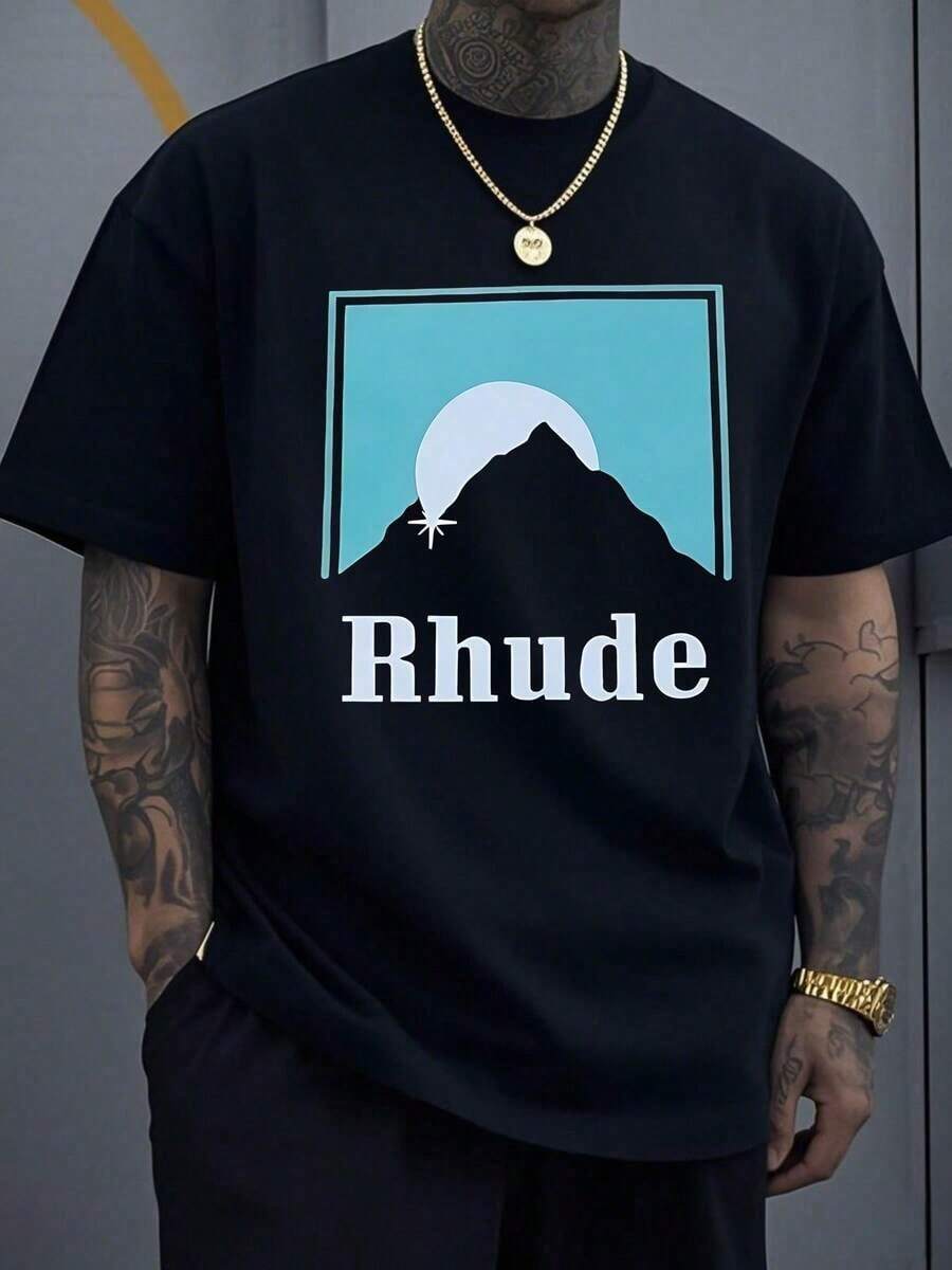 La silueta de una cima de montaña bajo un sol resplandeciente marca el horizonte en esta camiseta con el gráfico de Rhude, un símbolo de aventura. 100% algodón, corte clásico para ropa casual masculina. - Negro - Ver 1
