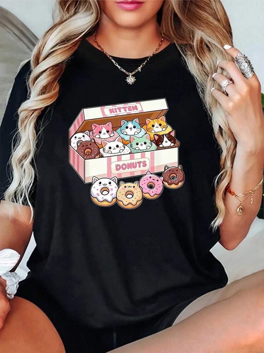 Camiseta de mujer con un estampado de donuts y pasteles y un diseño de gatito, especialmente hecha para amantes de los gatos. Esta elegante camiseta de manga corta para mujer cuenta con un cómodo cuello redondo y es lavable a máquina. Adecuados para atuendos de fiesta de adultos y celebraciones de temporada, los diseños son divertidos y apropiados para la ocasión, y los estampados son de calidad duradera. - Negro - Ver 1