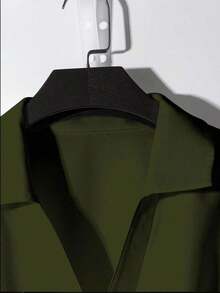 Blusa blanca versátil de verano de mujer con cuello de polo plisado, manga corta y cintura ceñida, en gasa - Verde militar - Ver 3