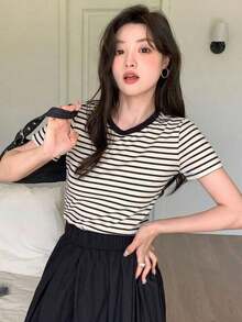 Camiseta casual de mujer de manga corta con cuello redondo, estampado de rayas, para salir - Negro - Ver 9
