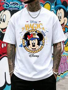 Maglietta a tema Disney Magic Cruise 2026 con stampa Mini-Captain, modello da uomo e da donna, stile retrò, a maniche corte, vestibilità ampia. Maglietta casual in cotone con stampa Mini-Captain Series, ideale per coppie, abbigliamento casual quotidiano, streetwear, vacanze, campus, regalo perfetto. - Bianco - Visualizzare 1