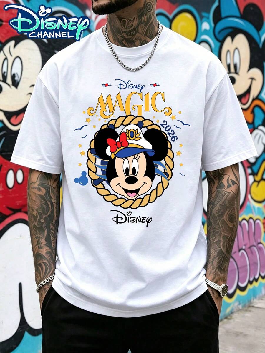Maglietta a tema Disney Magic Cruise 2026 con stampa Mini-Captain, modello da uomo e da donna, stile retrò, a maniche corte, vestibilità ampia. Maglietta casual in cotone con stampa Mini-Captain Series, ideale per coppie, abbigliamento casual quotidiano, streetwear, vacanze, campus, regalo perfetto. - Bianco - Visualizzare 1