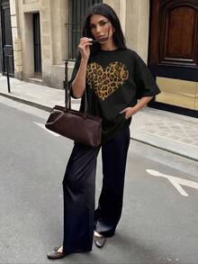 Camiseta oversize Fosphor, negra con estampado de corazón de leopardo - A - Ver 4