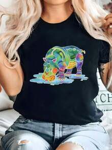 Moderna camiseta de hipopótamo colorido para mujer, diseño único y vibrante, perfecta para el día a día, combina con vaqueros o leggings. Disponible en tallas S, M, L, XL en color negro. Moda femenina casual,  de diseño llamativo, ideal para amantes de los animales y el arte. - Negro - Ver 8