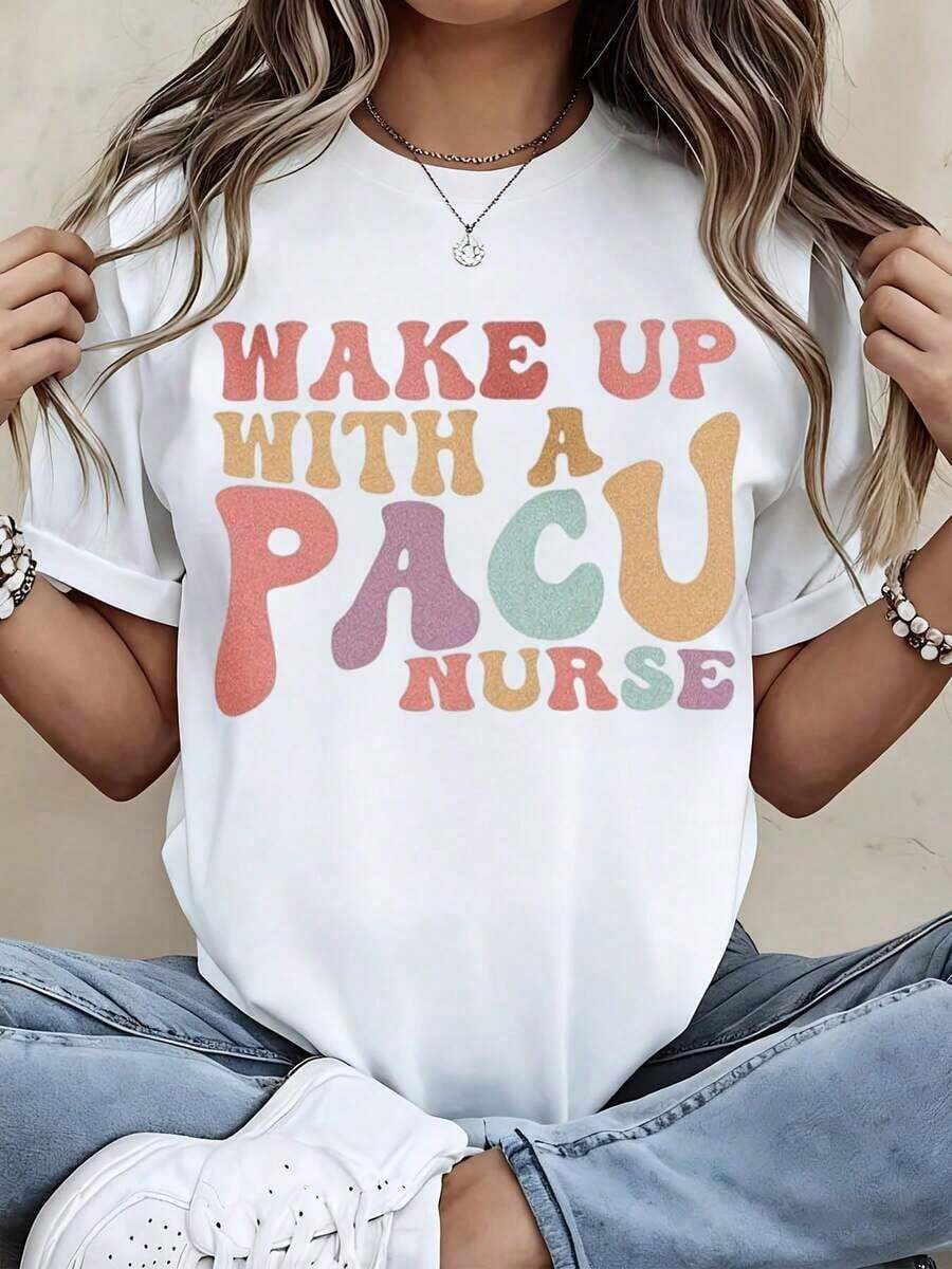 Camiseta Blanca con Estampado de Texto Colorido "Despierta con una Enfermera Pacu" para Uso Casual y Profesionales de la Enfermería - Estilo Urbano Vintage Unisex, Camiseta de Manga Corta de Algodón Suelto con Cuello Redondo, 100% Algodón - Blanco - Ver 1