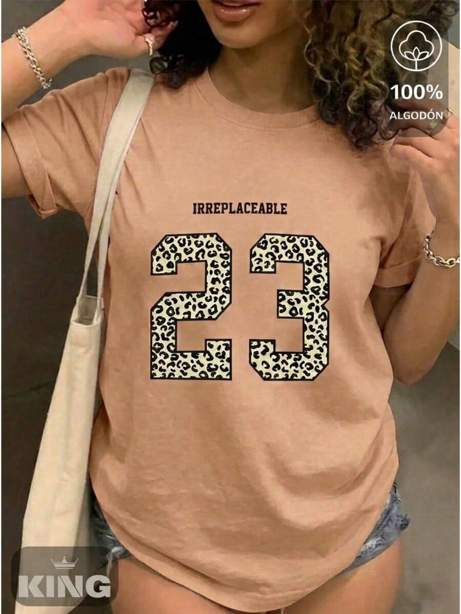 Playera para Dama 100% algodón de excelente calidad, esta playera garantiza una suavidad excepcional al tacto, cuello redondo con estampado "Irreplaceable Leopard 23" manga corta - Caqui - Ver 1